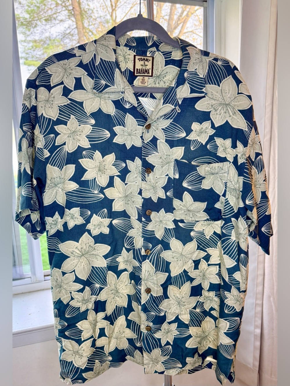 Tommy Bahama silk Hawaiian button front collar shirt pocket preppy vacation med